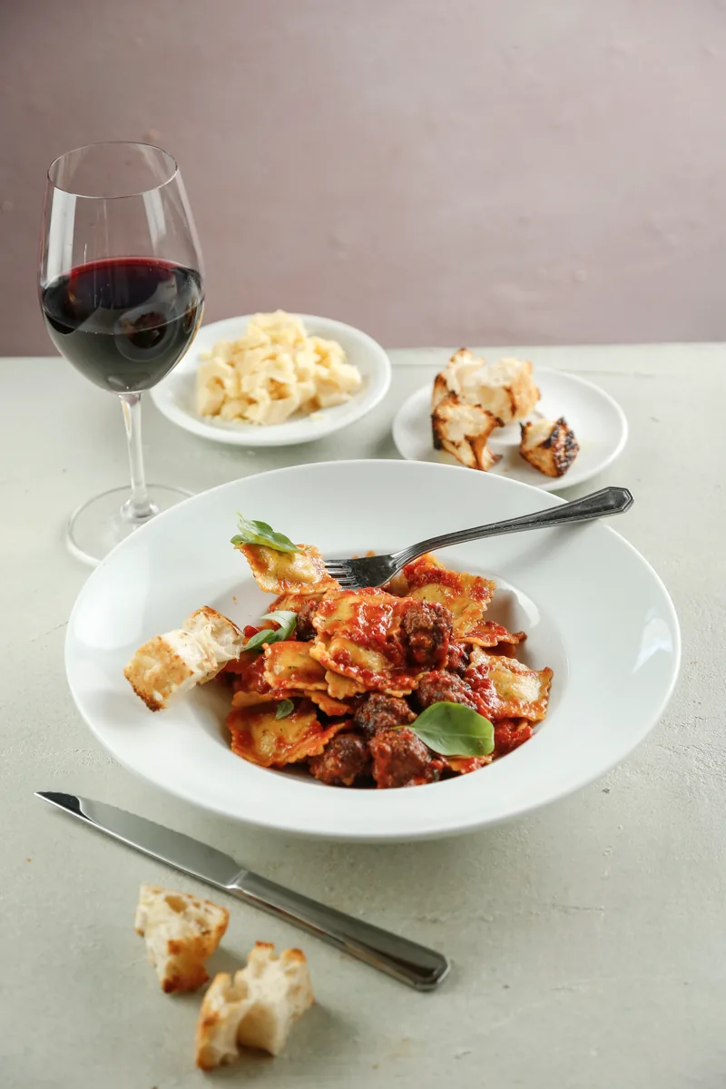 Ravioles de Ricota Sicilianos con pomodoro y pulpetas de carne