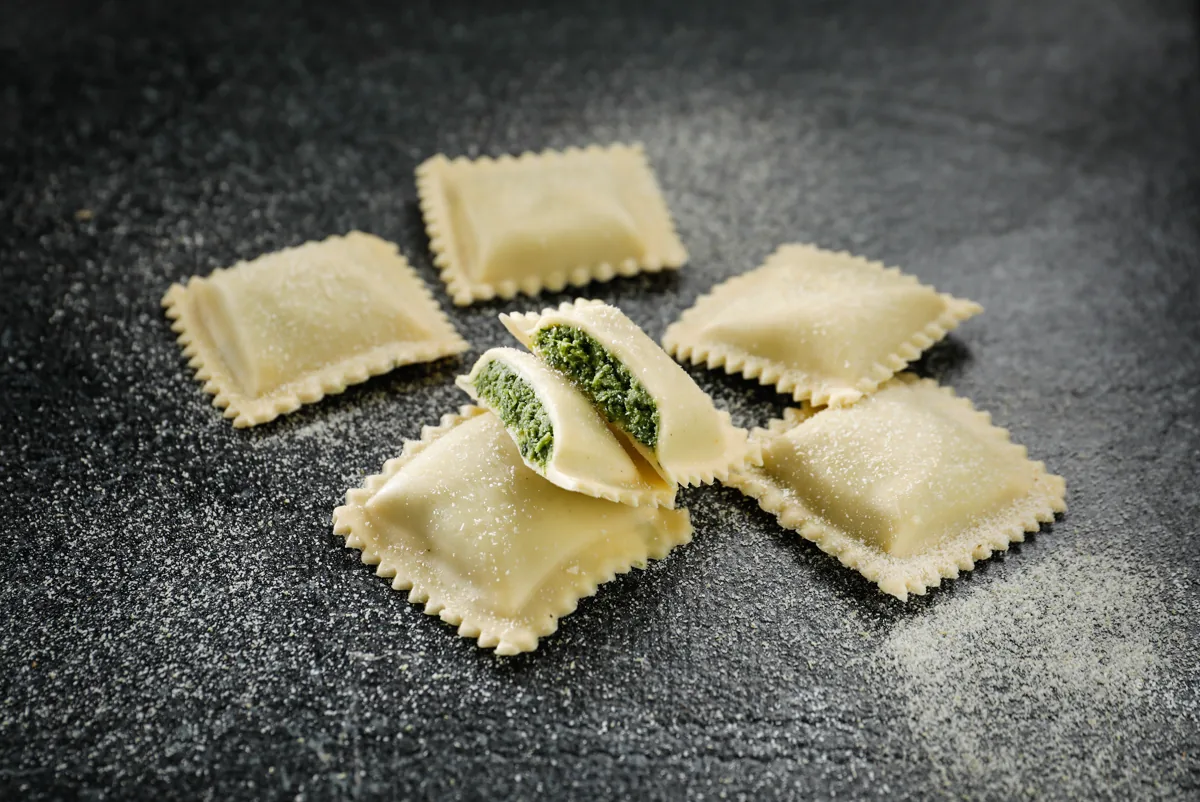 Raviolón de Espinaca y Provolone — pasta cruda